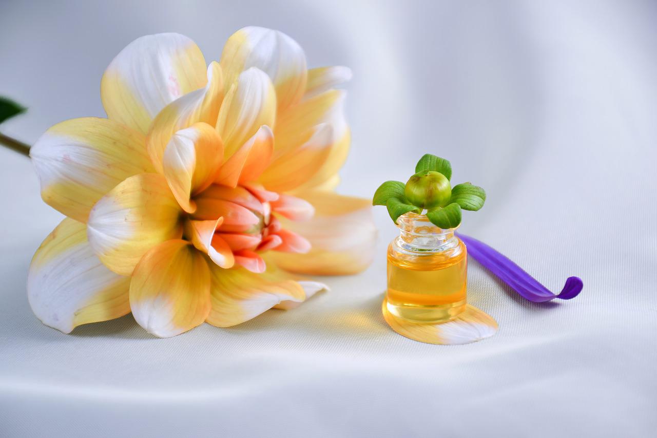 Thai Aroma Full Body Massage & Facial or Body Scrub (90 min)