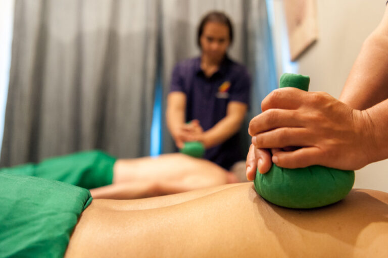 Thai Hot Herbal Compress & Full Body Massage (90 min)
